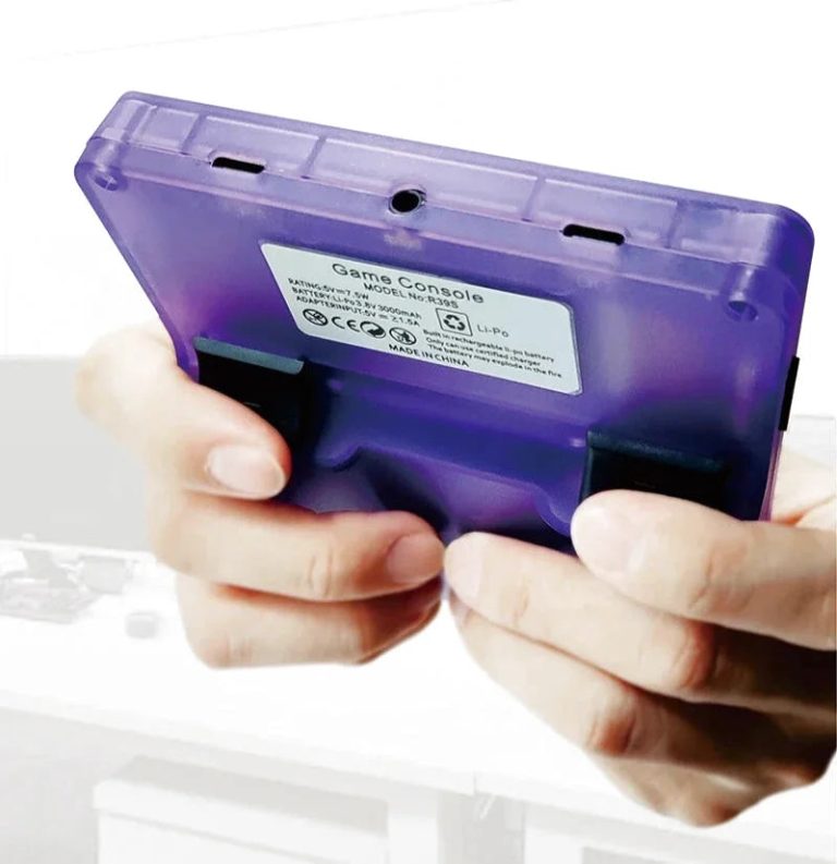 Dos d'une console rétro portable violette tenue en main