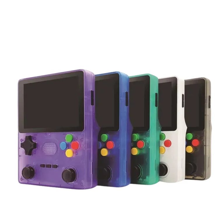 Plusieurs consoles rétro portables de couleurs différentes alignées