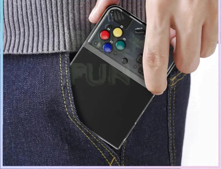 Console rétro portable glissée dans la poche d'un jean