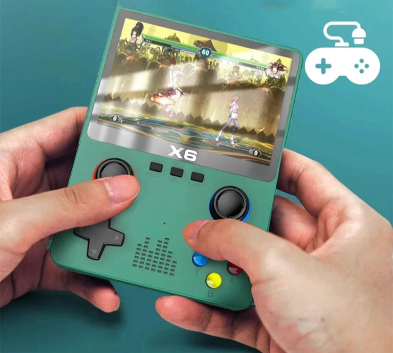 Console rétro portable verte tenue à deux mains pendant une partie